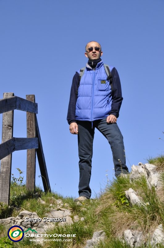 39 Antonio sullo sfondo del cielo azzurro.JPG